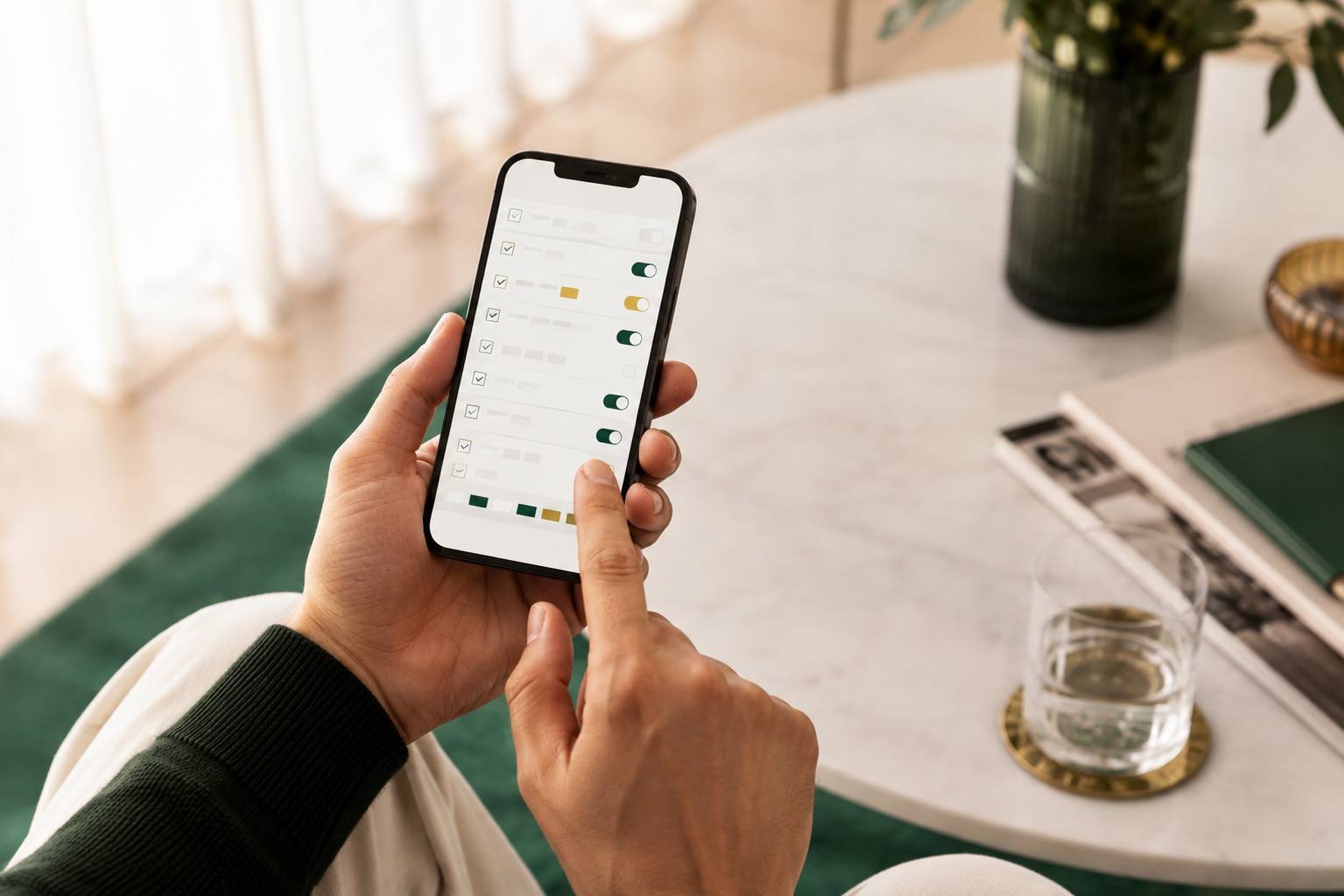 Mains vérifiant les réglages de sécurité d'un smartphone